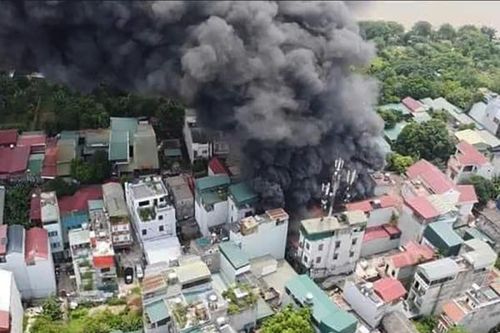 Hà Nội: Cháy nhà dân, khói đen cuồn cuộn bốc cao hàng chục mét