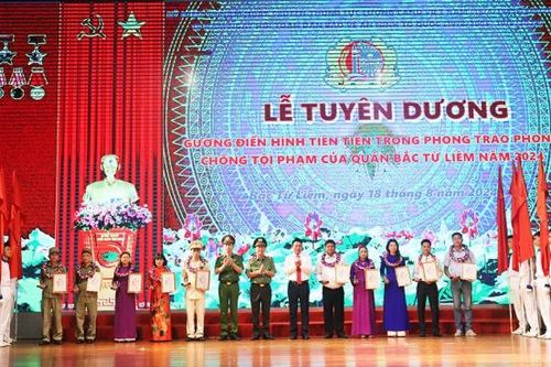 Tuyên dương điển hình tiên tiến trong phong trào phòng chống tội phạm