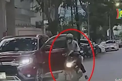 Mở cửa bất cẩn, tài xế ô tô gây tai nạn