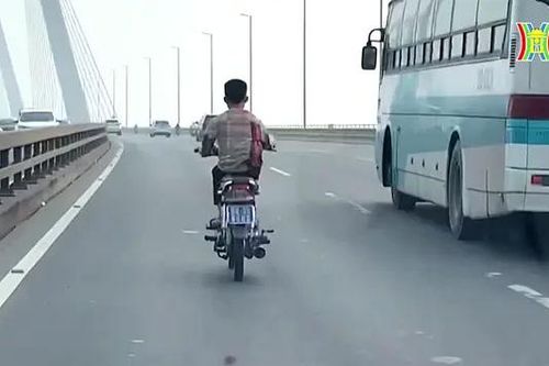 Thanh niên đi xe máy biển xanh lạng lách gây nguy hiểm