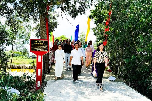 Khánh thành 2 cây cầu 'kết nối yêu thương'