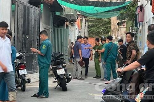 Người vợ đang ngồi ăn cơm trưa cùng con gái thì bị chồng đâm tử vong