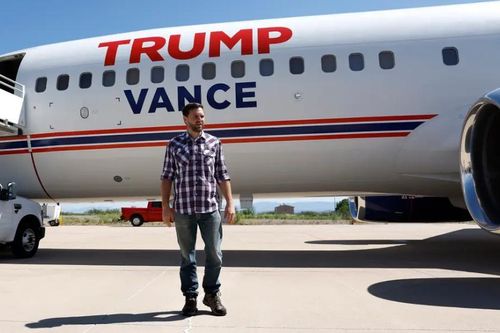 Máy bay chở ứng viên Phó tổng thống của ông Trump gặp sự cố trên không