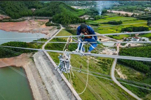 Công nhân đi như xiếc trên trụ điện cao nhất đường dây 500kV