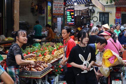 Chợ 'nhà giàu' Hà Nội đỏ lửa xuyên đêm nấu cỗ phục vụ khách rằm tháng 7