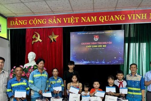 Đảng ủy Khối doanh nghiệp Hà Nội tặng 40 suất học bổng cho học sinh có hoàn cảnh khó khăn