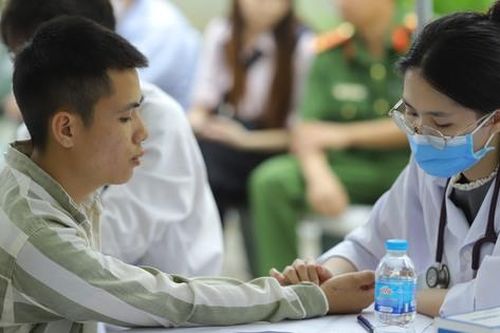 500 phạm nhân được khám bệnh, tư vấn sức khỏe miễn phí