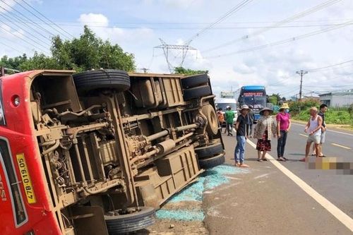 Nguyên nhân xe khách lật nhào trên Quốc lộ 14 khiến nhiều người nhập viện