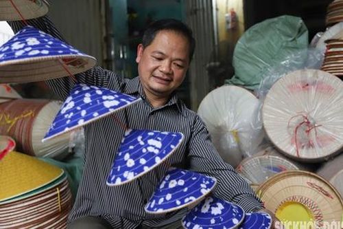 Người đàn ông mê khâu nón giữ 'hồn' văn hóa Việt