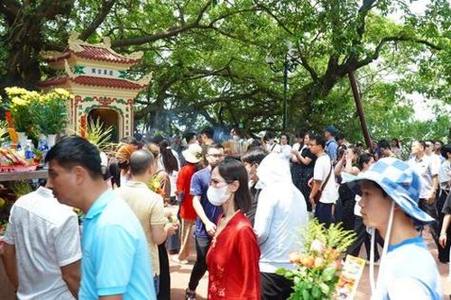 Người dân thủ đô tấp nập đi chùa ngày lễ Vu Lan