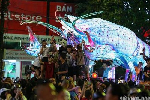 Chưa đến Trung thu, 'biển người' tấp nập rước đèn khổng lồ ở Tuyên Quang
