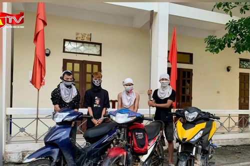 Tóm gọn 'băng cướp nhí' bịt mặt, chặn xe trên đường