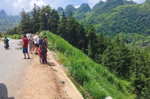 Hiện trường xe ô tô biển Hà Nội lao xuống vực, một người chết cháy