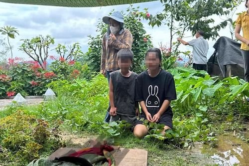 Đi ăn rằm về, hai người phụ nữ bị lũ cuốn mất tích