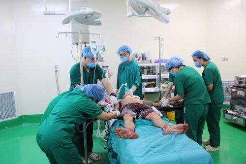 Cứu sống ngoạn mục người đàn ông bị chém đứt cơ cổ, vết thương thấu tim, thủng phổi…