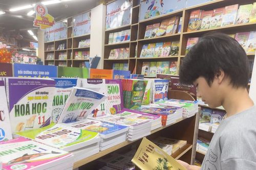 Sách giáo khoa cho năm học mới: Không lo thiếu, chỉ sợ lãng phí