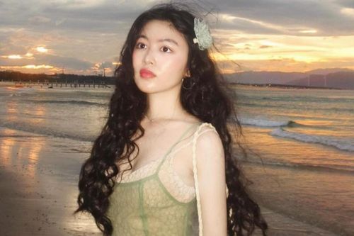 Lọ Lem theo mốt xuyên thấu bên bãi biển