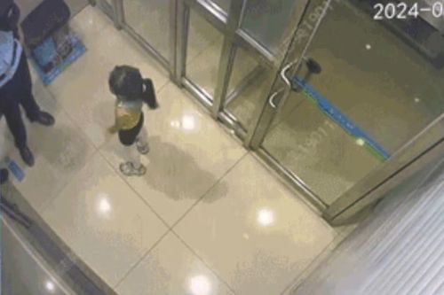 Cách 'cầu cứu' gây bất ngờ của bé gái 8 tuổi khi bị lạc người thân
