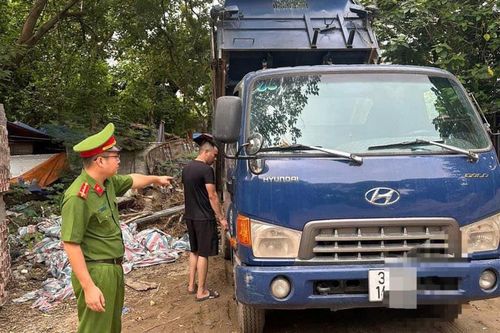 Tài xế xe tải đang đổ trộm phế thải ra môi trường gặp ngay cảnh sát
