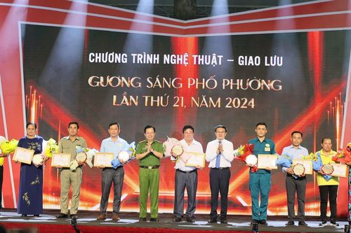 Tuyên dương 'Gương sáng phố phường' lần thứ 21 năm 2024