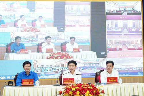 Chủ tịch Ủy ban nhân dân tỉnh Hà Nam đối thoại với thanh niên