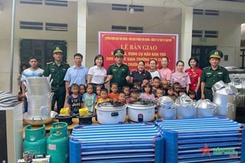 Sôi nổi các hoạt động giúp học sinh địa bàn biên giới đón năm học mới