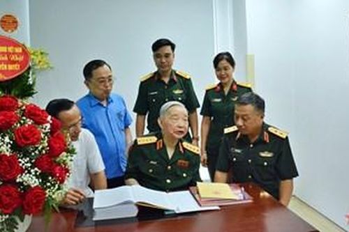 Trung tướng Lê Quang Minh thăm, chúc mừng sinh nhật lần thứ 102 của Đại tướng Nguyễn Quyết