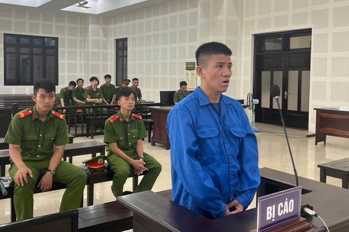 Giết người vì bạn gái bị nhìn lén trong lúc đi vệ sinh