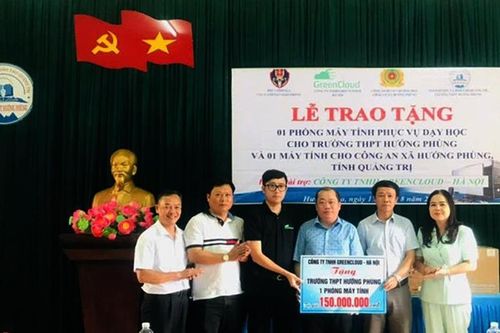 Trao tặng phòng máy tính, 'bể bơi cho em' tại nhiều trường học ở Quảng Trị
