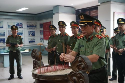 Công an TP Đà Nẵng dâng hương tưởng niệm Chủ tịch Hồ Chí Minh nhân Ngày truyền thống lực lượng Công an nhân dân