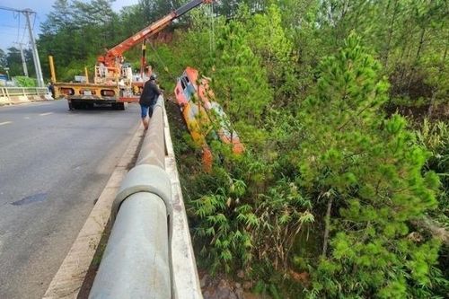 Xe khách gặp nạn