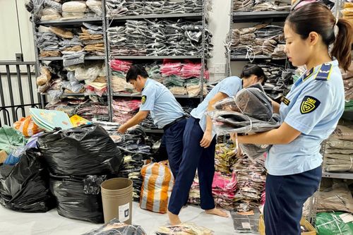 Liên tiếp phát hiện nhiều vụ kinh doanh quần áo may sẵn nhập lậu từ Trung Quốc