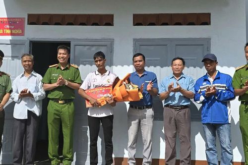 Ấm áp những căn nhà tình nghĩa ở buôn làng