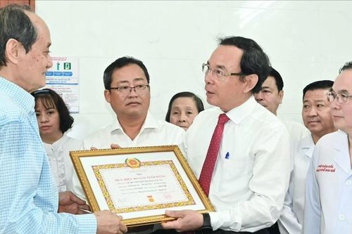 Bí thư Nguyễn Văn Nên trao Huy hiệu 80 năm tuổi Đảng đến đồng chí Lê Quang Thành