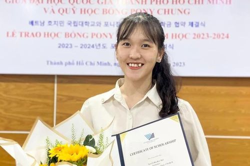 Nữ thủ khoa Trường ĐH Kinh tế - Luật: Từ chối du học vì muốn gần mẹ