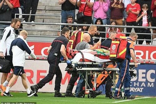 Va chạm kinh hoàng, cựu tiền vệ Man Utd bất tỉnh 17 phút trên sân
