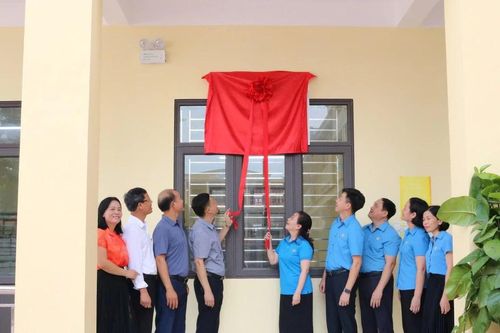 Gắn biển công trình chào mừng 95 năm ngày thành lập Công đoàn Việt Nam