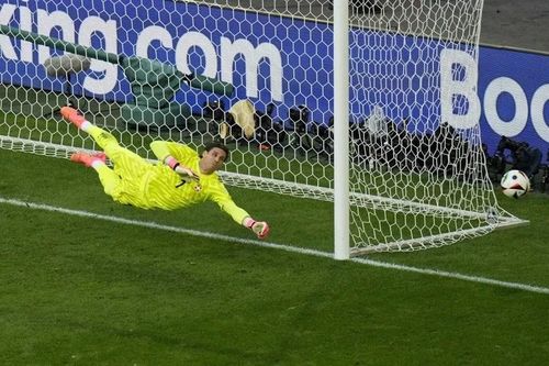 Nhà vô địch Bundesliga và Serie A thủ môn Sommer từ giã sự nghiệp quốc tế