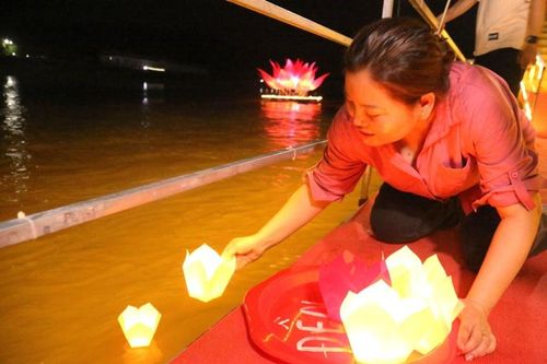 Lung linh lễ thả hoa đăng đền Bảo Hà