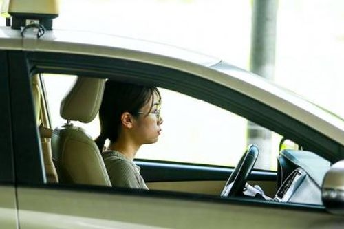 Học viên không đeo phù hiệu khi tập lái, đề xuất phạt giáo viên