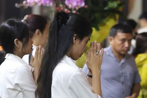 Lễ chùa mùa Vu lan, rưng rưng nước mắt nhớ ơn sinh thành