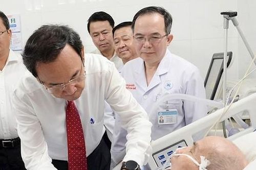 Nguyên Bí thư Đặc khu ủy Vũng Tàu - Côn Đảo nhận Huy hiệu 80 năm tuổi Đảng