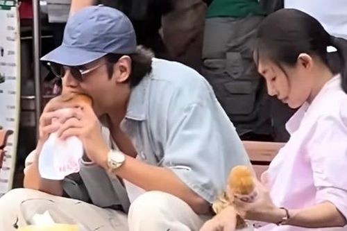 Nam diễn viên nổi tiếng Hàn Quốc ngồi quán vỉa hè ở TPHCM ăn bánh mì