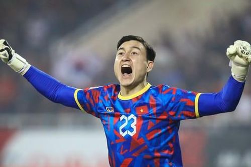 Văn Lâm thuộc biên chế đội hạng Nhất nhưng vẫn chơi bóng ở V-League