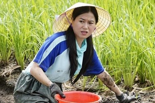 Nhà mình có nhau: Lâm Vỹ Dạ đau chân, kêu cứu khi lội ruộng bắt cá