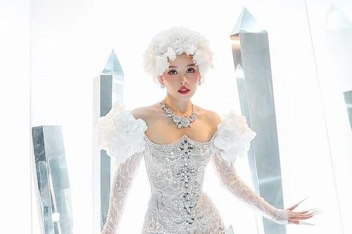 Ca sĩ Chi Pu đẹp như một 'nữ hoàng' khi diện váy cưới