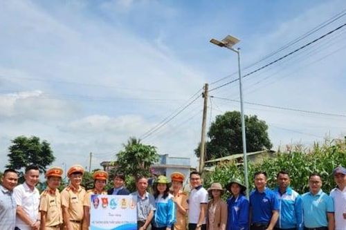 Ánh sáng về trên đường quê vùng cao Tà Hine