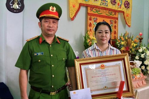Truy tặng Huân chương Bảo vệ Tổ quốc Trung tá CSGT hi sinh trong khi làm nhiệm vụ