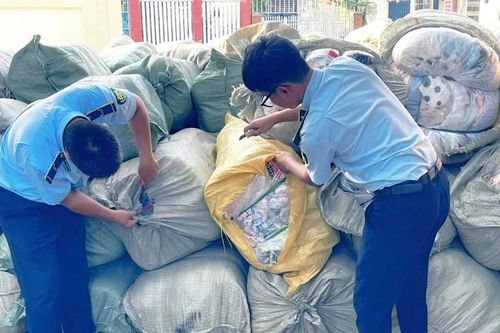 Phát hiện hơn 8 tấn quần áo nghi nhập lậu vận chuyển từ Bắc vào Nam tiêu thụ