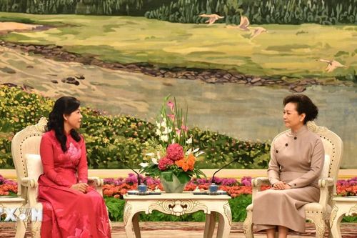 Phu nhân Tổng Bí thư, Chủ tịch nước Việt Nam-Trung Quốc thưởng thức tiệc trà